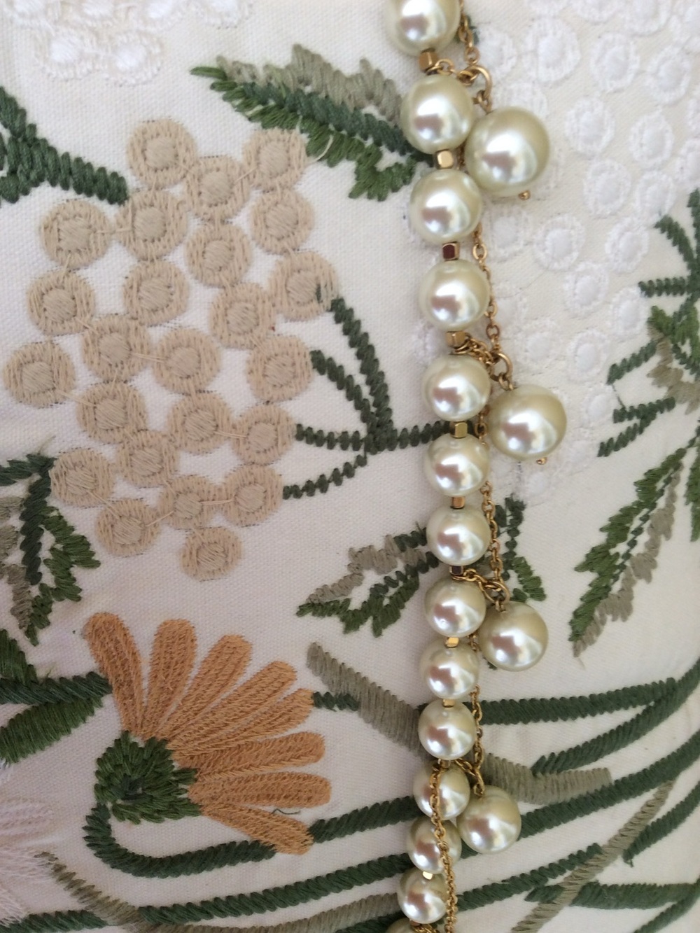 JCREW Collection Circa 2011- Classic Ivory Pearl Necklace with Gold Accents-NWT - Picture 2 of 6